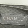 Sac bandoulière Chanel Boy en cuir matelassé argenté - Detail D4 thumbnail