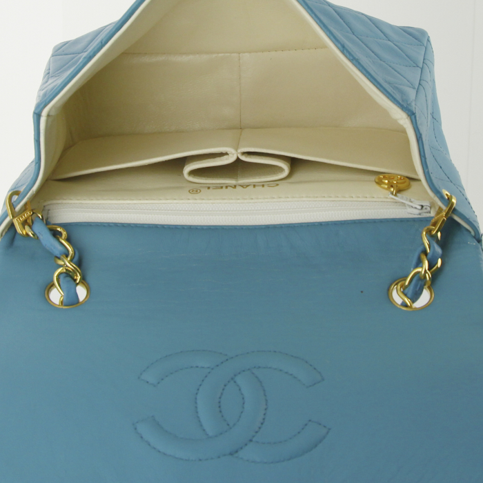 Sac à main Chanel Timeless en cuir matelassé turquoise - Detail D2