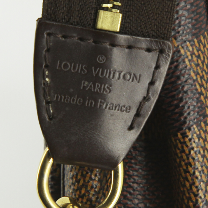Bolsito de mano Louis Vuitton en lona a cuadros revestida y cuero marrón oscuro - Detail D4