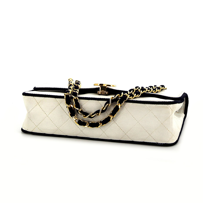 Bolso de mano Chanel Timeless en cuero acolchado blanco y tela negra - Detail D3