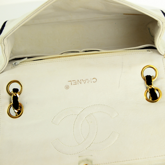 Sac à main Chanel Timeless en cuir matelassé blanc et tissu noir - Detail D4