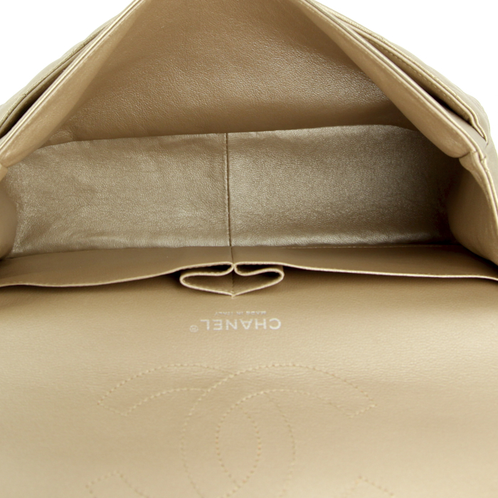 Bolso de mano Chanel Timeless jumbo en cuero acolchado dorado - Detail D3