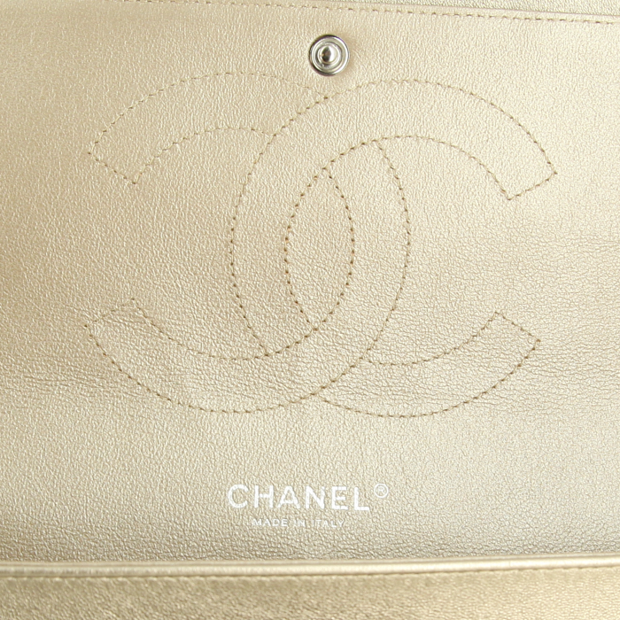 Chanel Timeless jumbo handbag in gold quilted leather - Detail D5