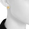 Paire de clous d'oreilles Cartier Himalaya en or jaune et diamants - Detail D1 thumbnail