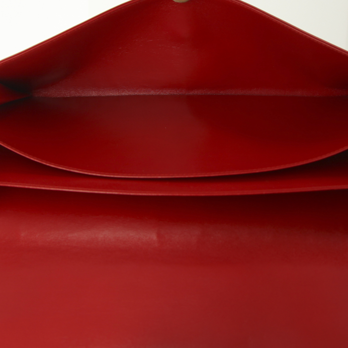 Pochette Louis Vuitton en cuir épi rouge - Detail D4