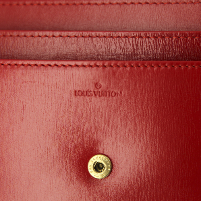 Pochette Louis Vuitton en cuir épi rouge - Detail D5