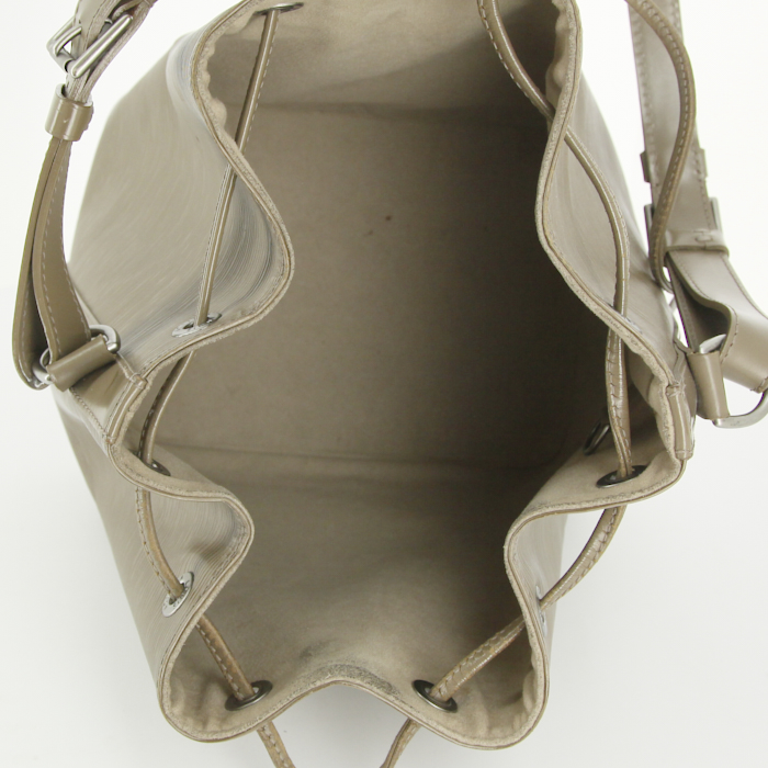 Sac à main Louis Vuitton petit Noé petit modèle en cuir épi taupe - Detail D2