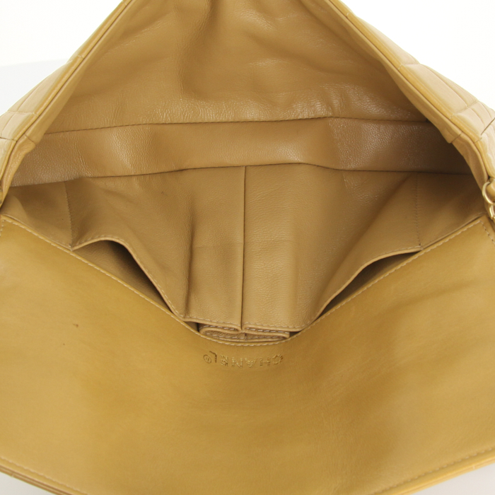 Chanel East West handbag in beige quilted leather - Detail D2