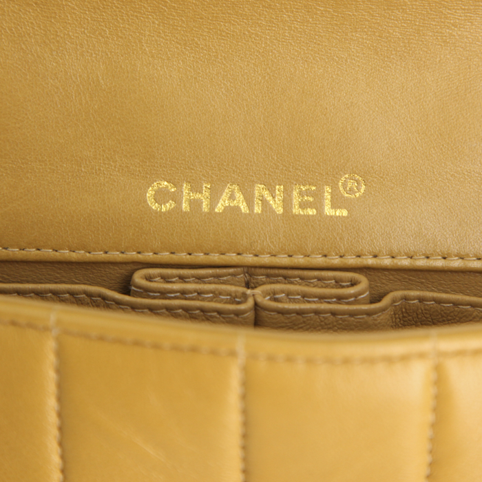 Chanel East West handbag in beige quilted leather - Detail D3