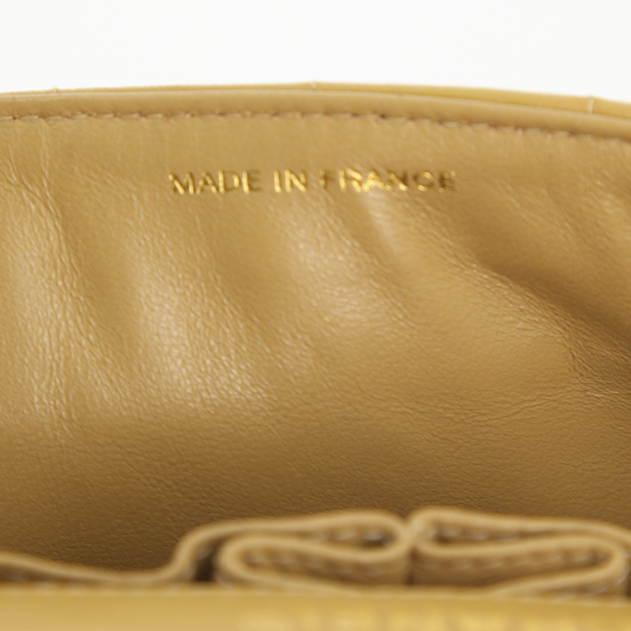Chanel East West handbag in beige quilted leather - Detail D4