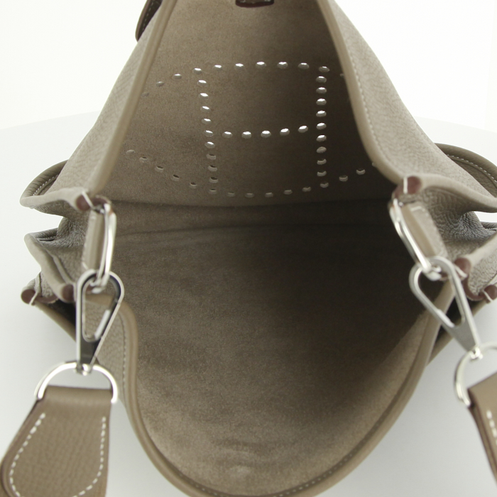 Sac bandoulière Hermes Evelyne en cuir togo taupe - Detail D2