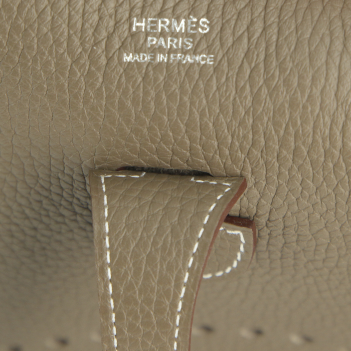Sac bandoulière Hermes Evelyne en cuir togo taupe - Detail D3