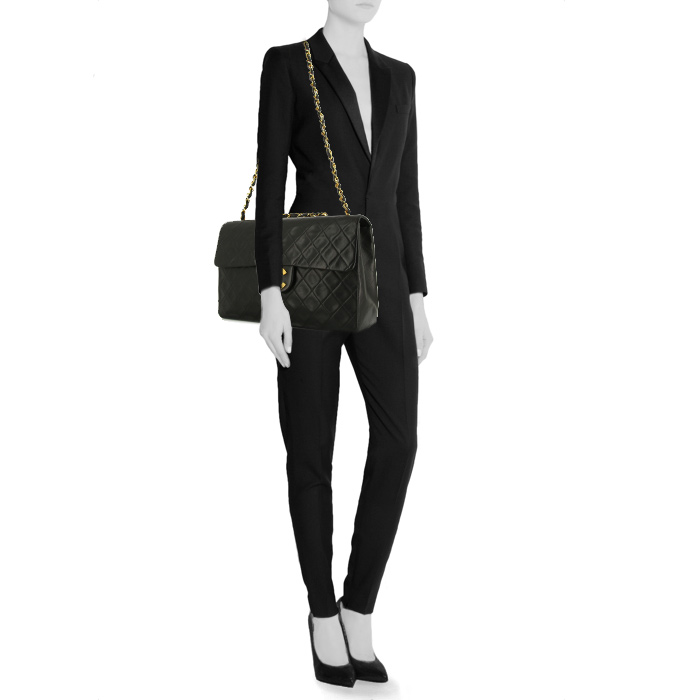 Chanel Timeless Maxi Jumbo handbag in black quilted leather - Detail D2