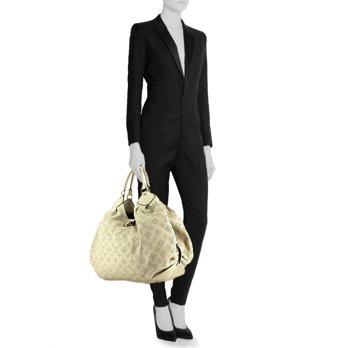 Louis Vuitton L handbag in off-white mahina leather - Detail D1
