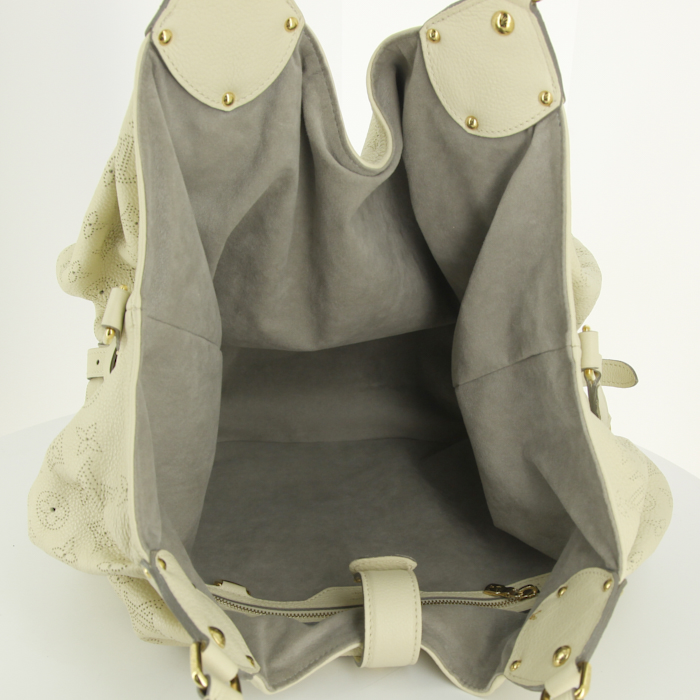 Bolso de mano Louis Vuitton L en cuero mahina blanquecino - Detail D2