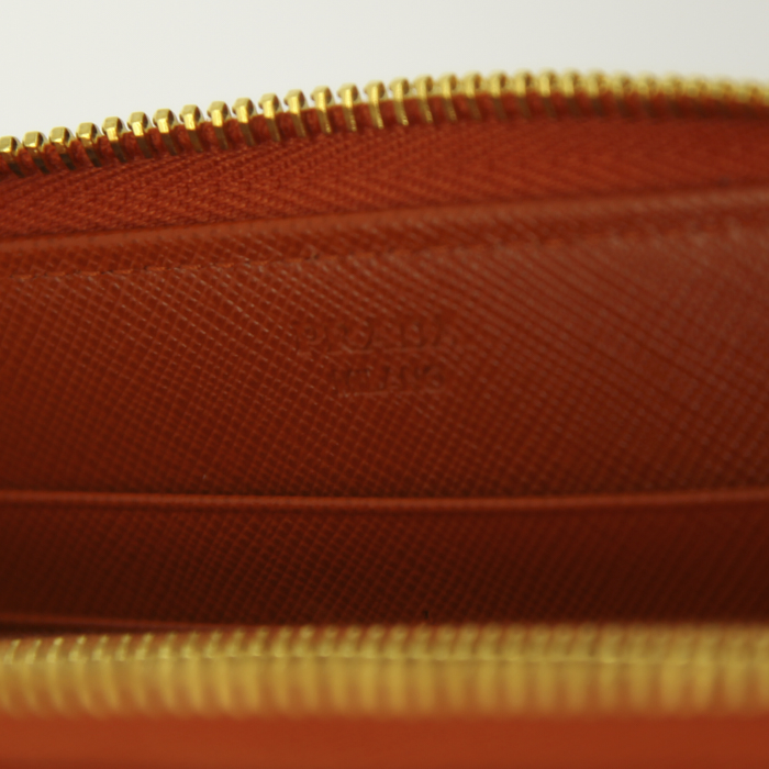 Billetera Prada en cuero granulado naranja Potiron - Detail D3