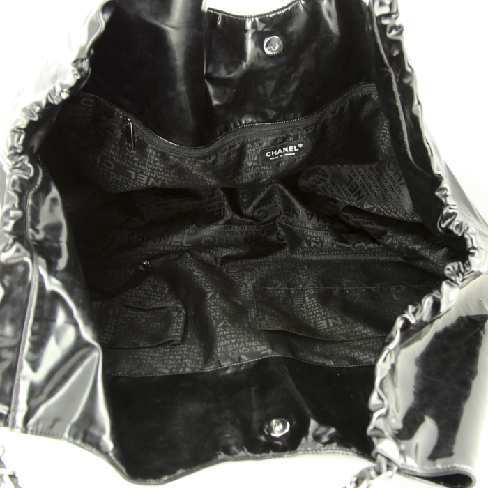 Chanel Grand Shopping shopping bag in black vinyl - Detail D2