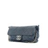 Sac bandoulière Chanel Grand Shopping en cuir matelassé bleu-gris - 00pp thumbnail