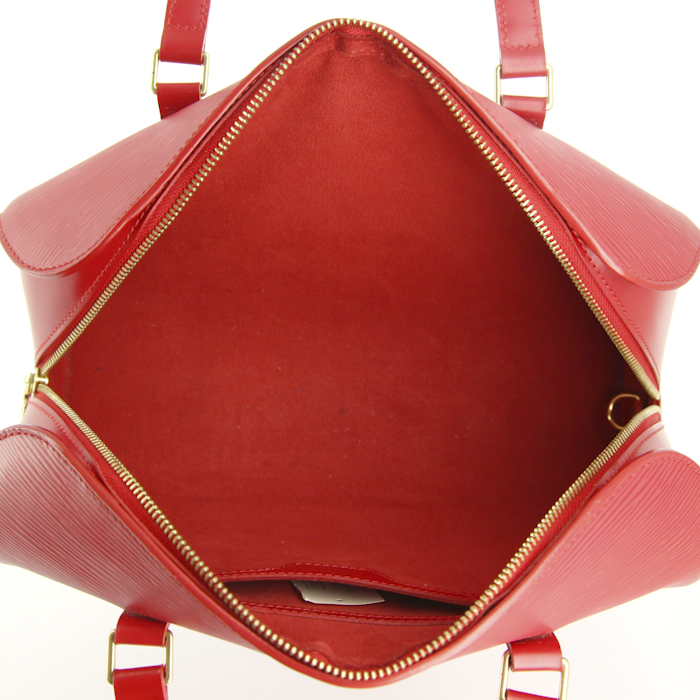 Sac à main Louis Vuitton Soufflot en cuir épi rouge - Detail D2