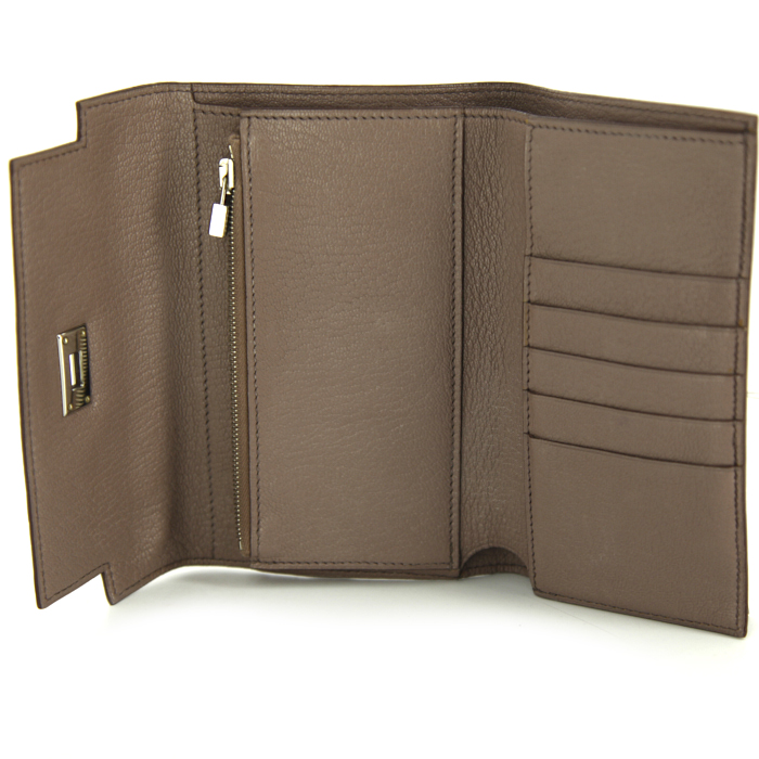 Billetera Hermes Mini Kelly - Pocket Hand en cuero granulado marrón etoupe - Detail D1