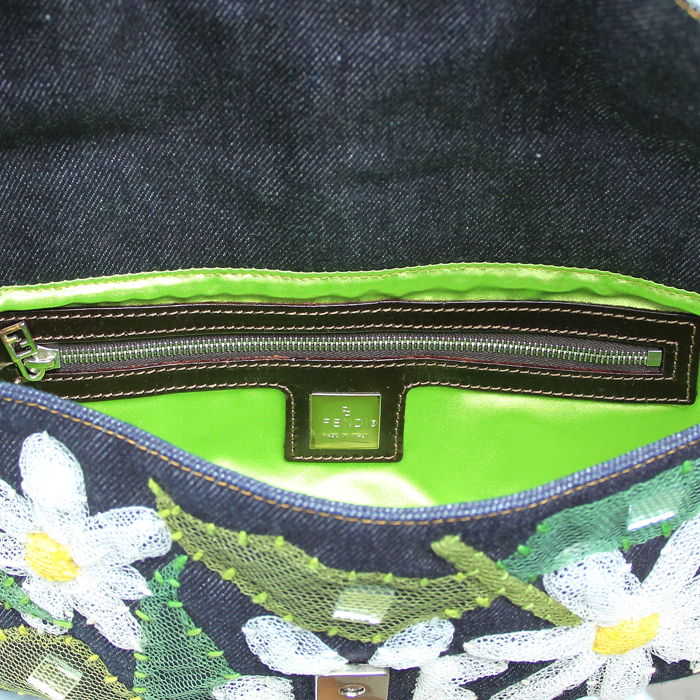Bolso de mano Fendi Baguette en lona denim - Detail D3