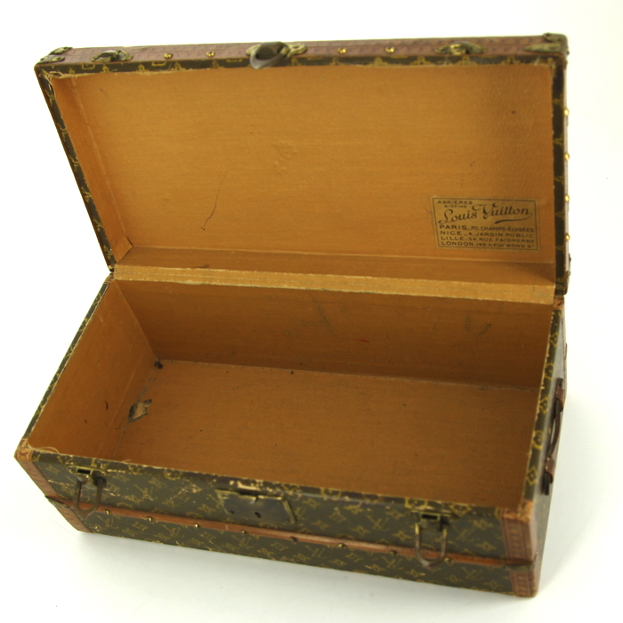 Louis Vuitton small model trunk in wood - Detail D1