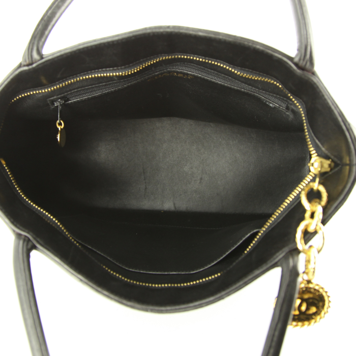 Chanel Medaillon - Bag handbag in brown quilted leather - Detail D2