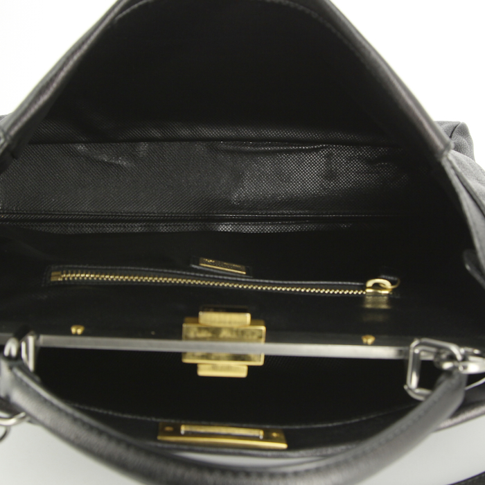 Sac à main Fendi Peekaboo grand modèle en cuir noir - Detail D3