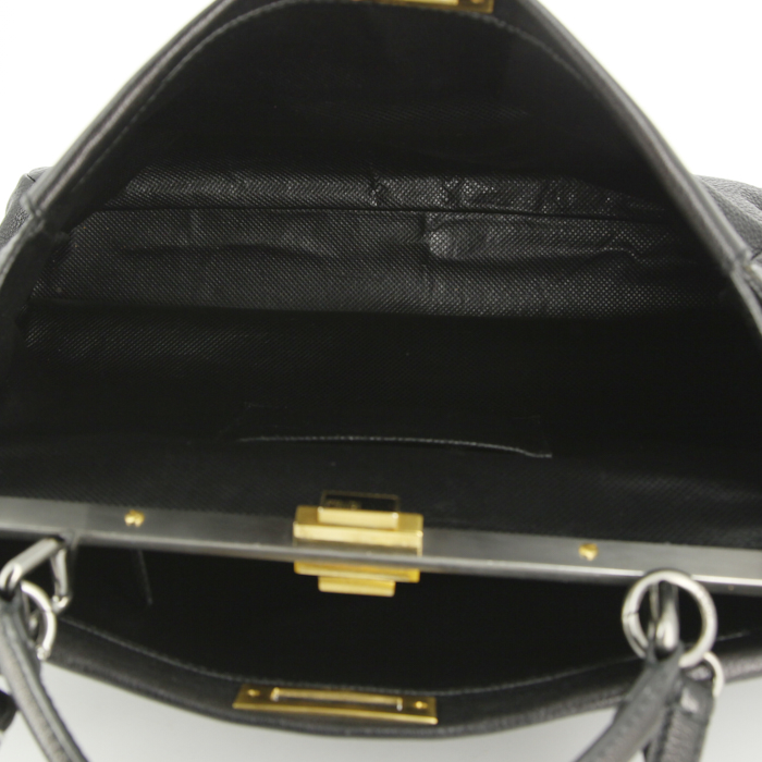 Bolso de mano Fendi Peekaboo modelo grande en cuero negro - Detail D4