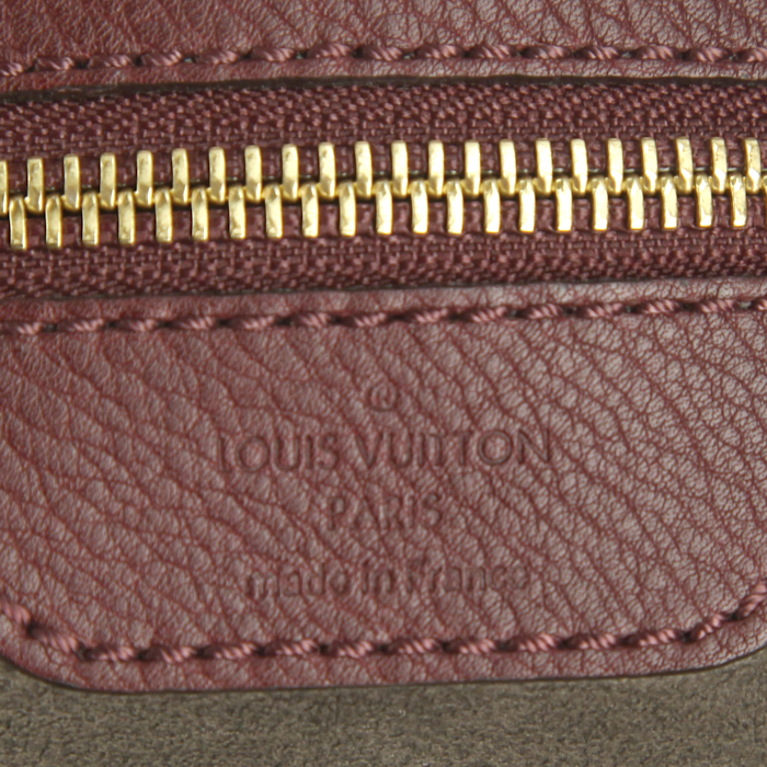 Louis Vuitton medium model handbag in burgundy mahina leather - Detail D3