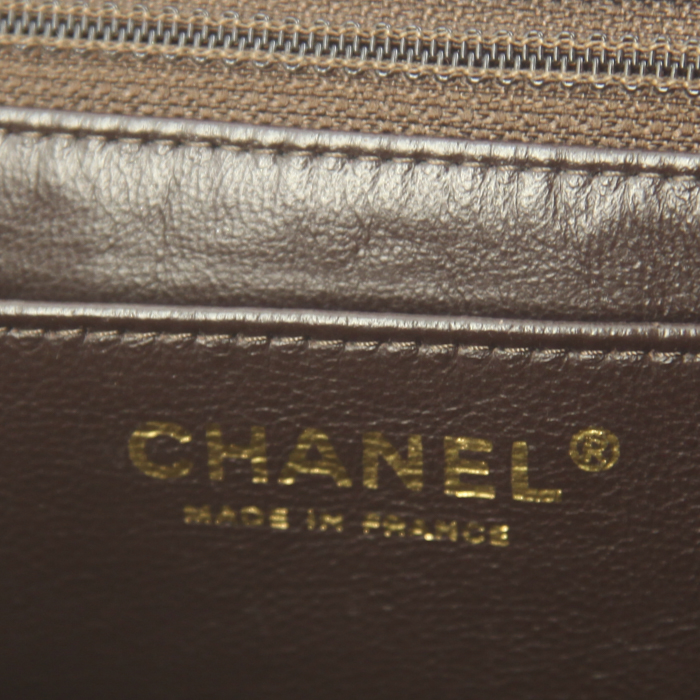 Bolso de mano Chanel Timeless en cuero acolchado marrón chocolate - Detail D4