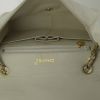 Bolso de mano Chanel Mademoiselle en cuero acolchado blanquecino - Detail D2 thumbnail