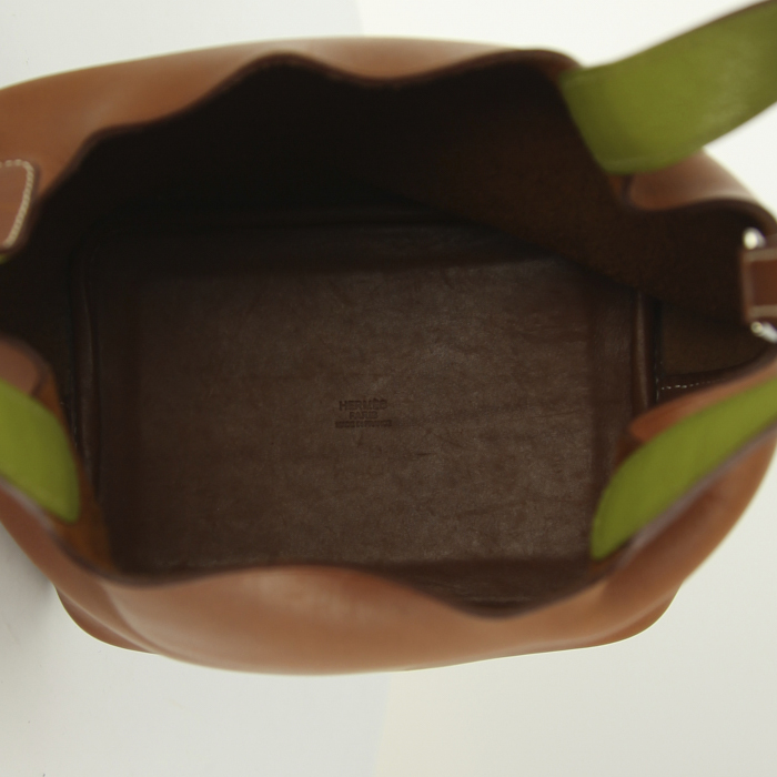 Sac à main Hermes Picotin moyen modèle en cuir Barénia marron-caramel et cuir vert Kiwi - Detail D2