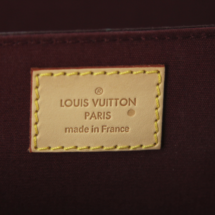 Sac à main Louis Vuitton en cuir vernis monogram bordeaux - Detail D3