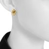Paire de boucles d'oreilles De Beers Talisman en or jaune,  diamants et diamant brut cognac - Detail D1 thumbnail
