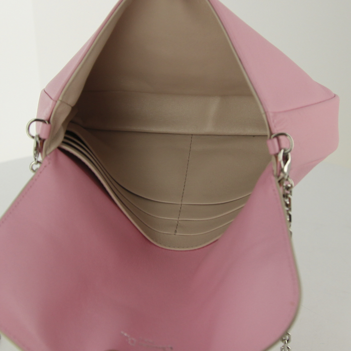 Bolso bandolera Dior Diorling en cuero granulado rosa y beige - Detail D2
