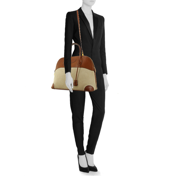 Bolso de mano Hermes Bolide modelo grande en cuero Barenia color oro y lona beige crudo - Detail D1
