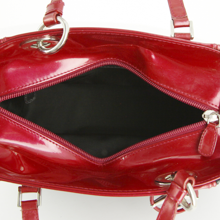 Borsa Dior Cadillac in pelle trapuntata nera con motivo a fori e pelle verniciata rossa - Detail D2