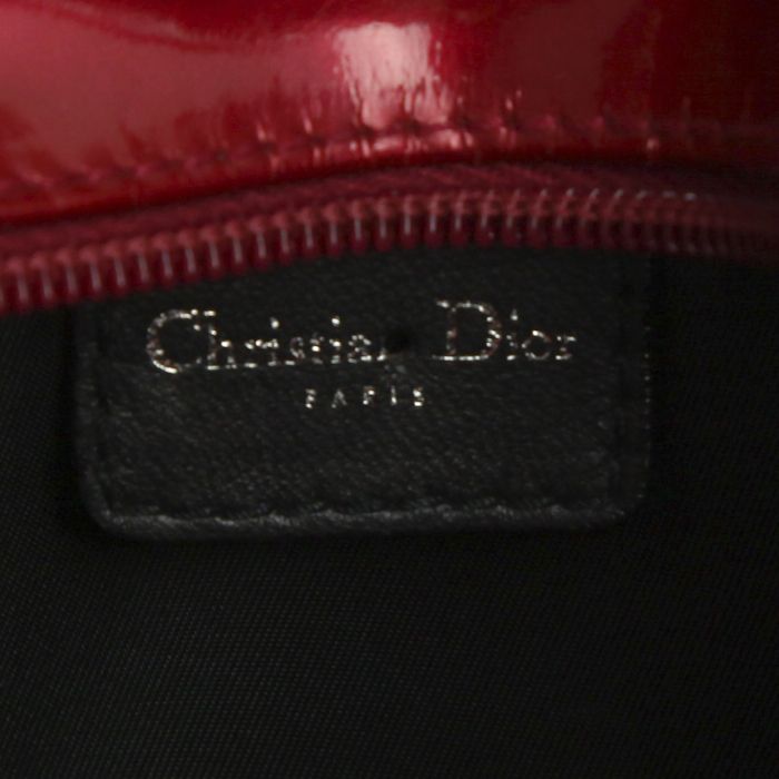 Bolso de mano Dior Cadillac en cuero acolchado negro y charol rojo - Detail D3