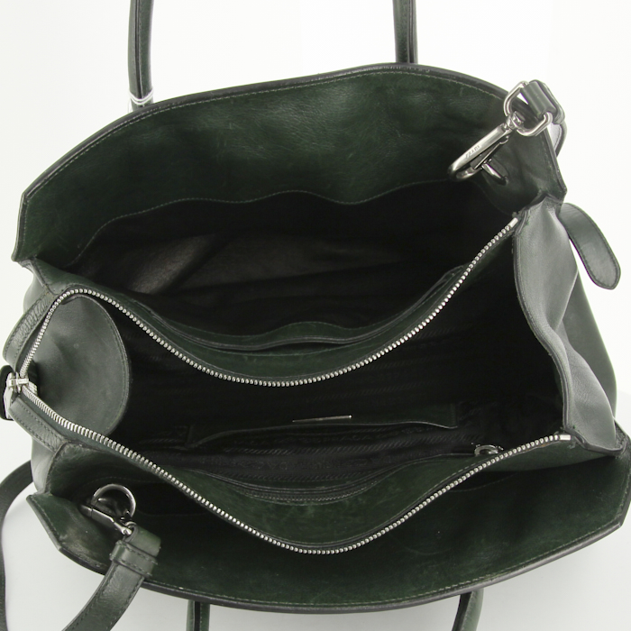 Prada Sac Cabas shopping bag in green leather - Detail D3