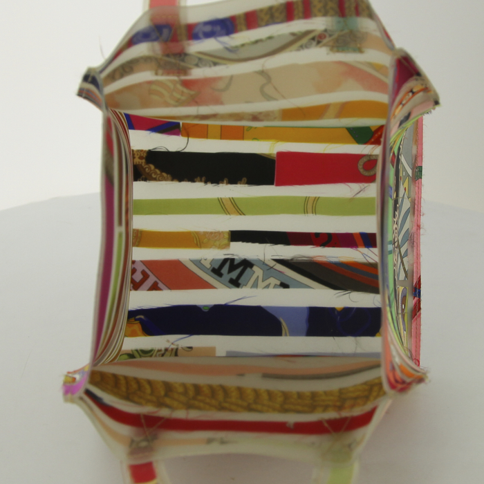 Sac cabas Hermes en soie multicolore rouge verte et jaune et plastique transparent - Detail D2