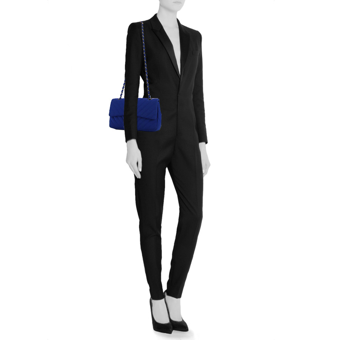 Borsa Chanel Timeless in tela trapuntata blu elettrico con motivo a spina di pesce - Detail D2