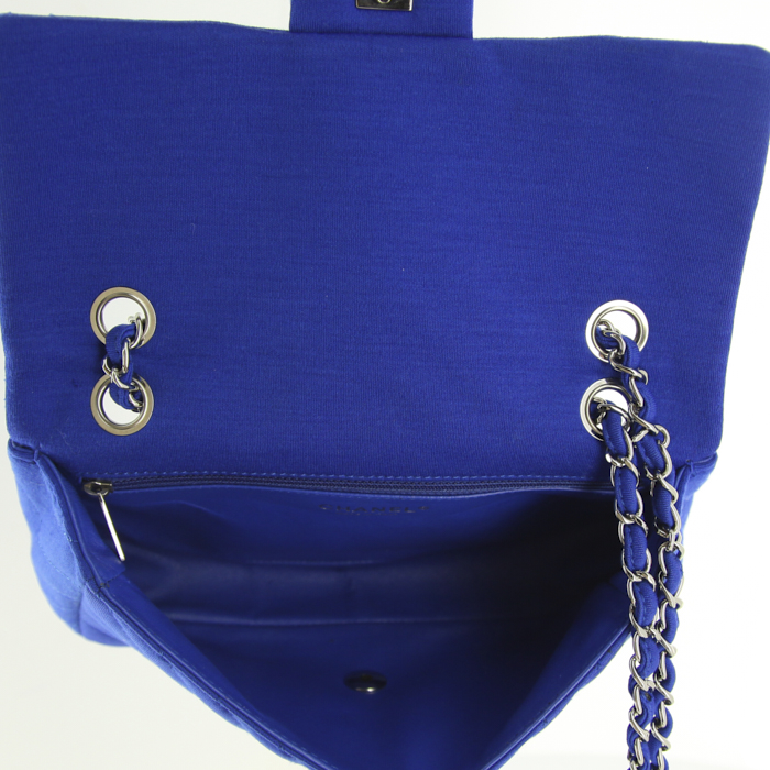 Bolso de mano Chanel Timeless en lona acolchada azul eléctrico - Detail D3