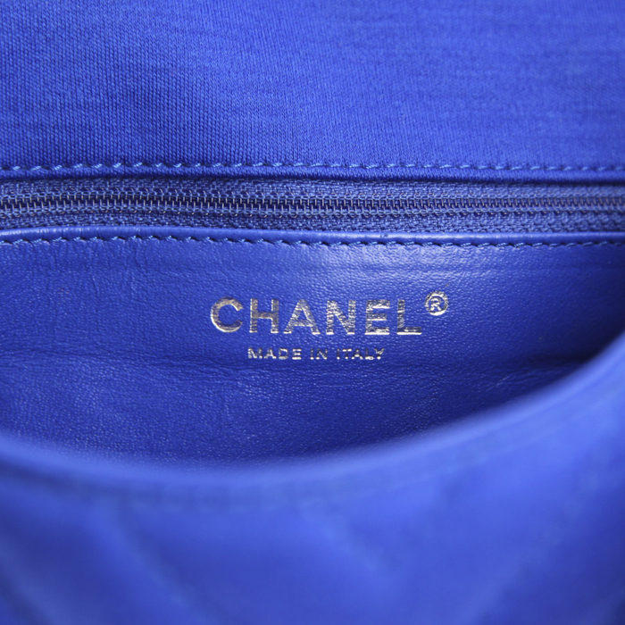 Bolso de mano Chanel Timeless en lona acolchada azul eléctrico - Detail D4