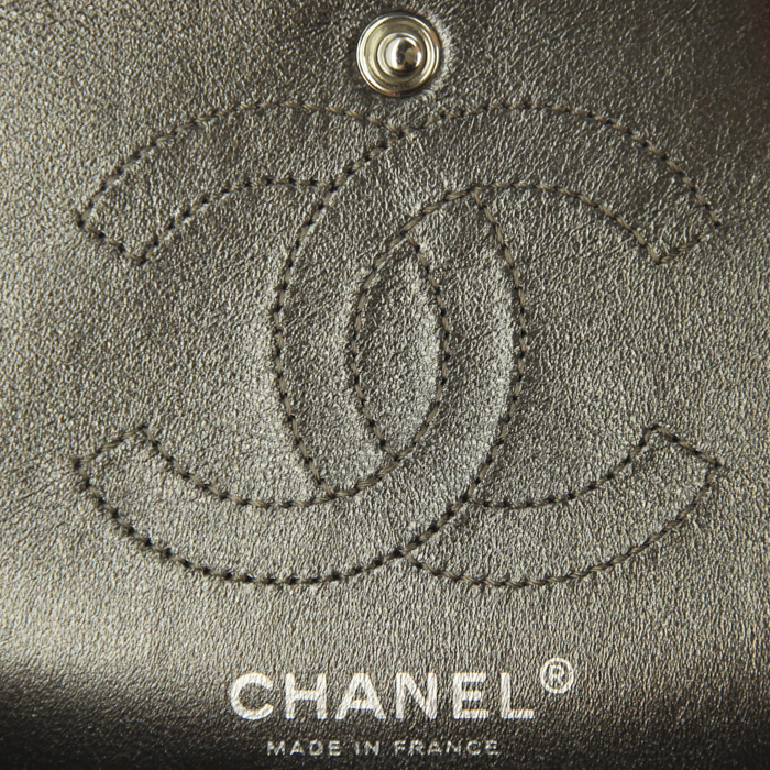 Sac bandoulière Chanel Mini 2.55 en cuir matelassé argenté - Detail D4