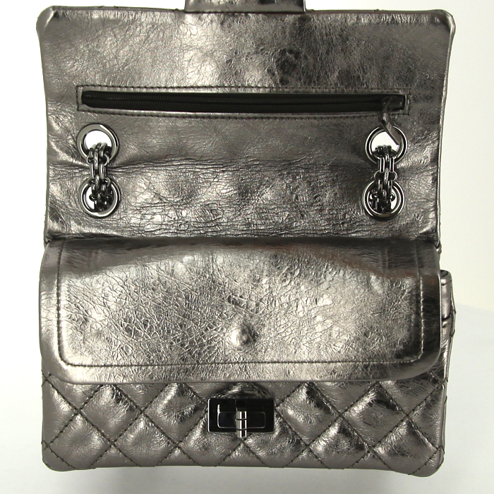 Sac bandoulière Chanel Mini 2.55 en cuir matelassé argenté - Detail D5