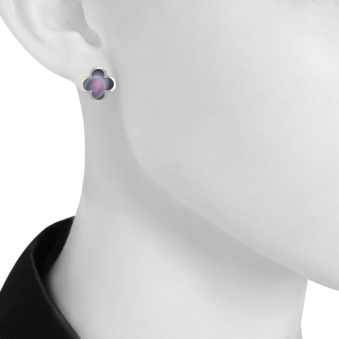 Van Cleef 
Arpels Pure Alhambra large model earrings in white gold and mother of pearl - Detail D1