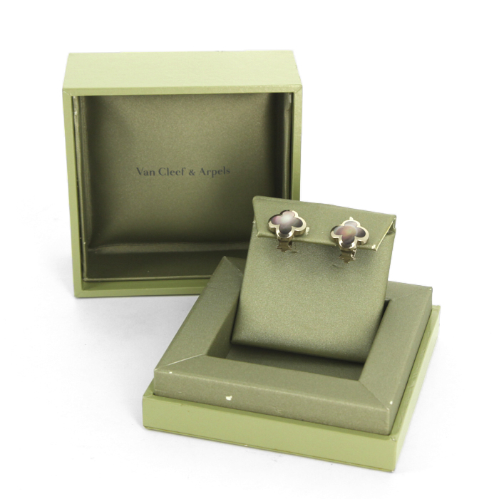 Van Cleef 
Arpels Pure Alhambra large model earrings in white gold and mother of pearl - Detail D2