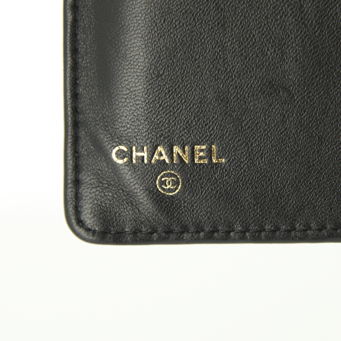 Billetera Chanel en cuero acolchado negro - Detail D3