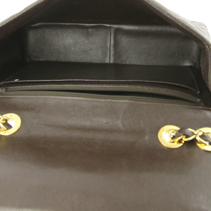 Sac à main Chanel Timeless jumbo en cuir grainé matelassé marron - Detail D3